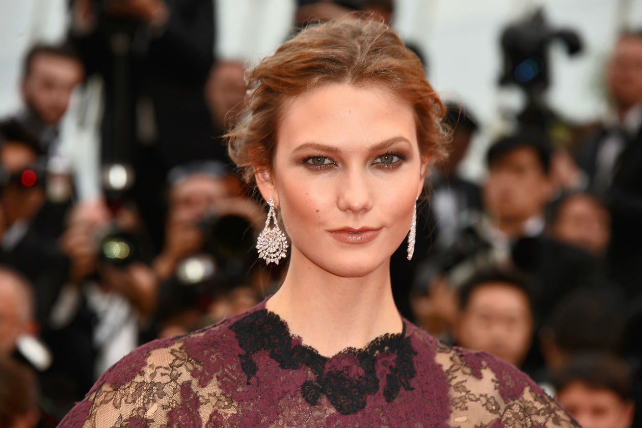 L’ELEGANZA DELLO SMOKEY EYES: ci piace la versione sui toni del marrone caldo scelta da Karlie Kloss