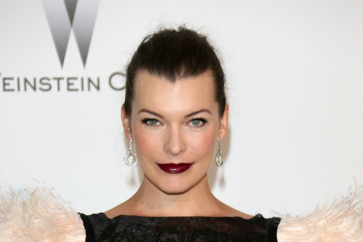 Rosso più scuro per Milla Jovovich