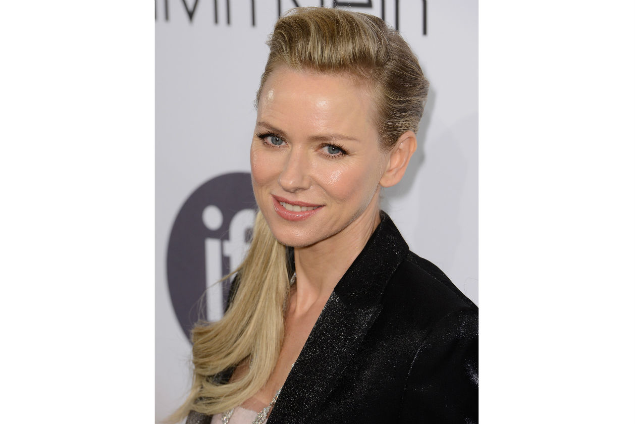 GLOWING SKIN: ciglia extra size e pelle super luminosa per Naomi Watts