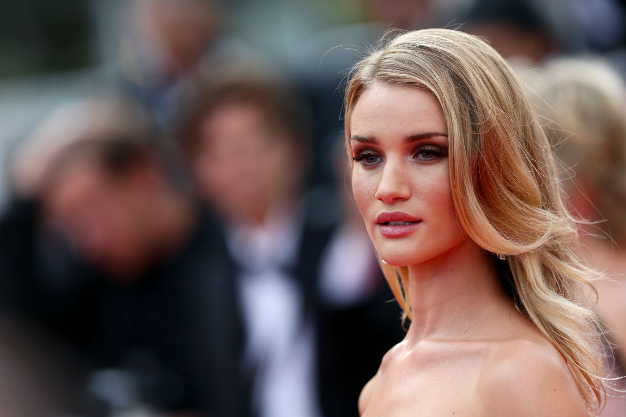 Rosie Huntington-Whitele è in assoluto tra le star più eleganti di questa edizione di Cannes