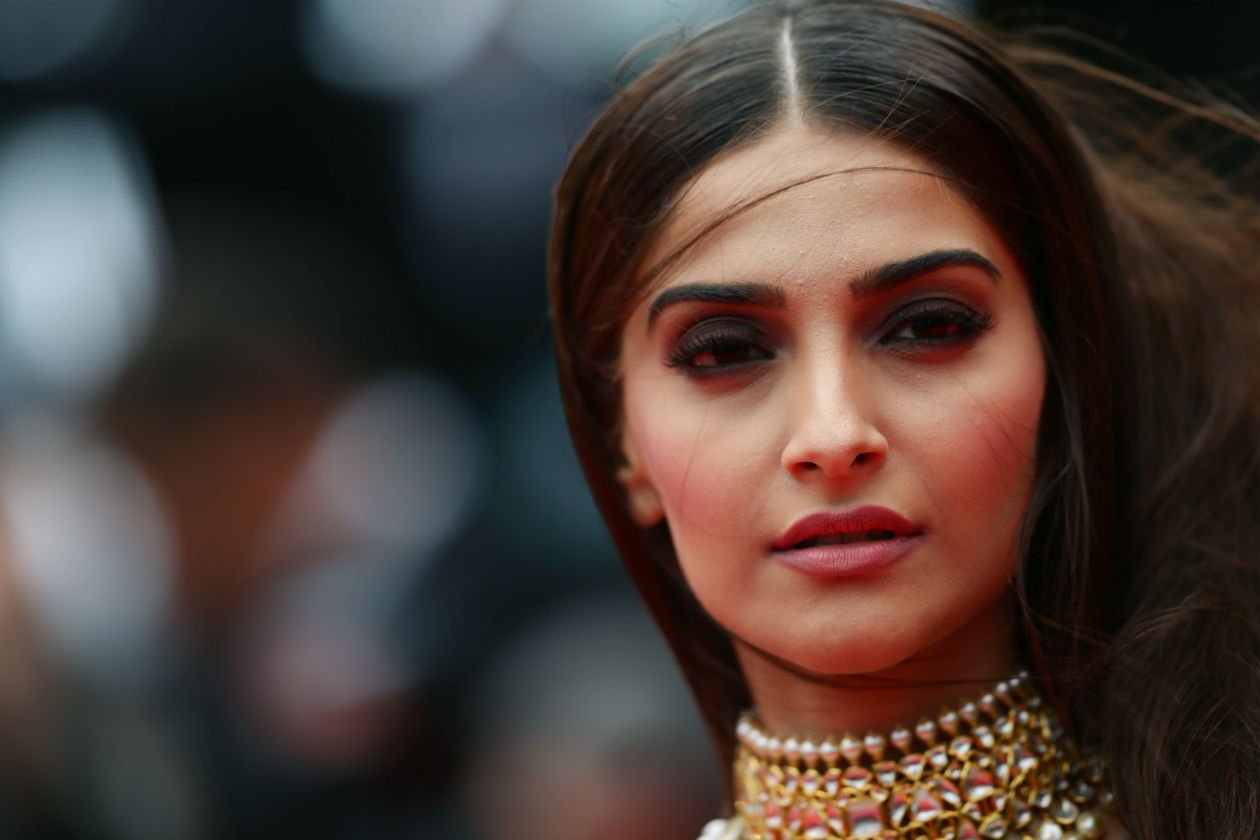 Sopracciglia in evidenza per Sonam Kapoor sul red carpet di “Foxcatcher”