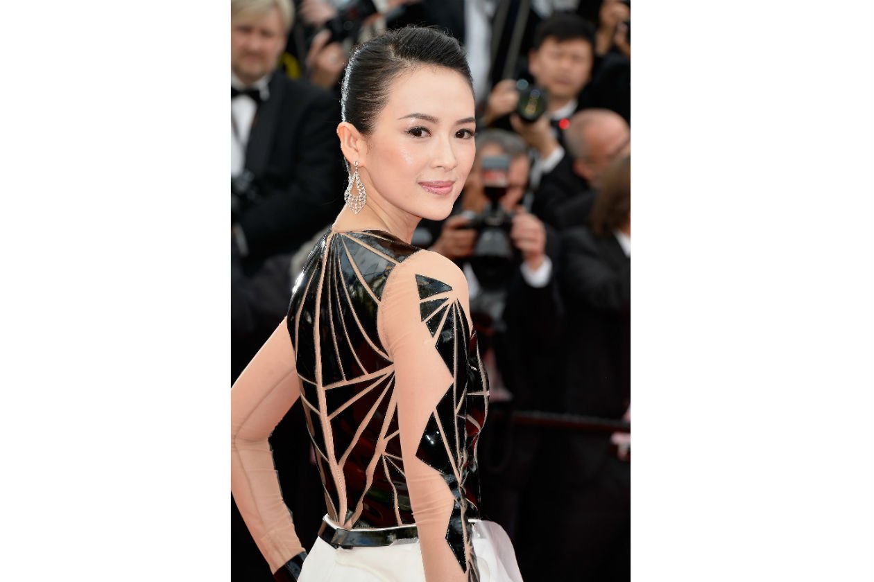 Zhang Ziyi, invece, opta per una riga nera: abbinata al mascara e al rossetto rosa regala all’attrice cinese un finish di eleganza iperfemminile