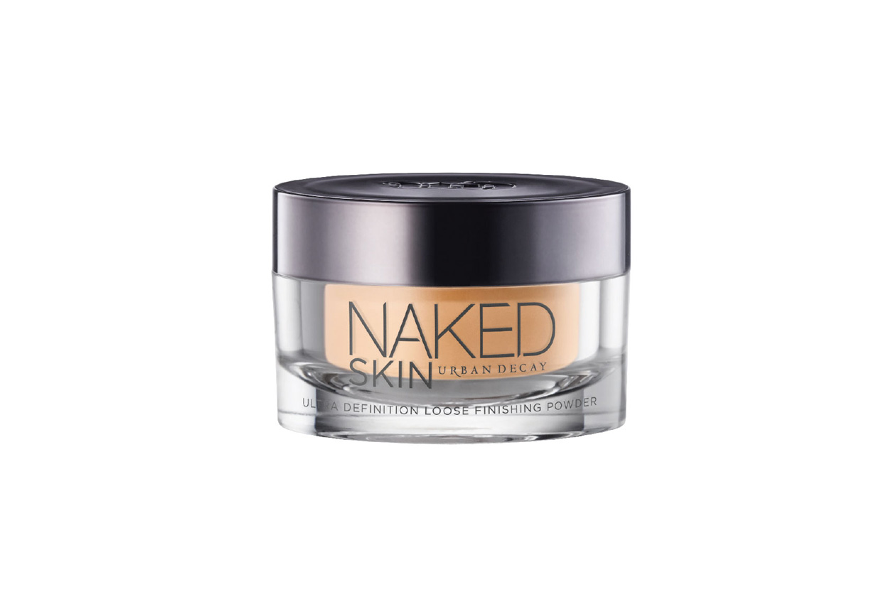 Infine, la Cipria Haute-Definition Naked Skin di Urban Decay non si limita a fissare il trucco, ma aumenta l’opacità della pelle e maschera le imperfezioni