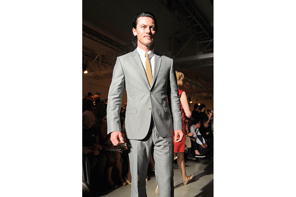 L’attore Luke Evans da Calvin Klein