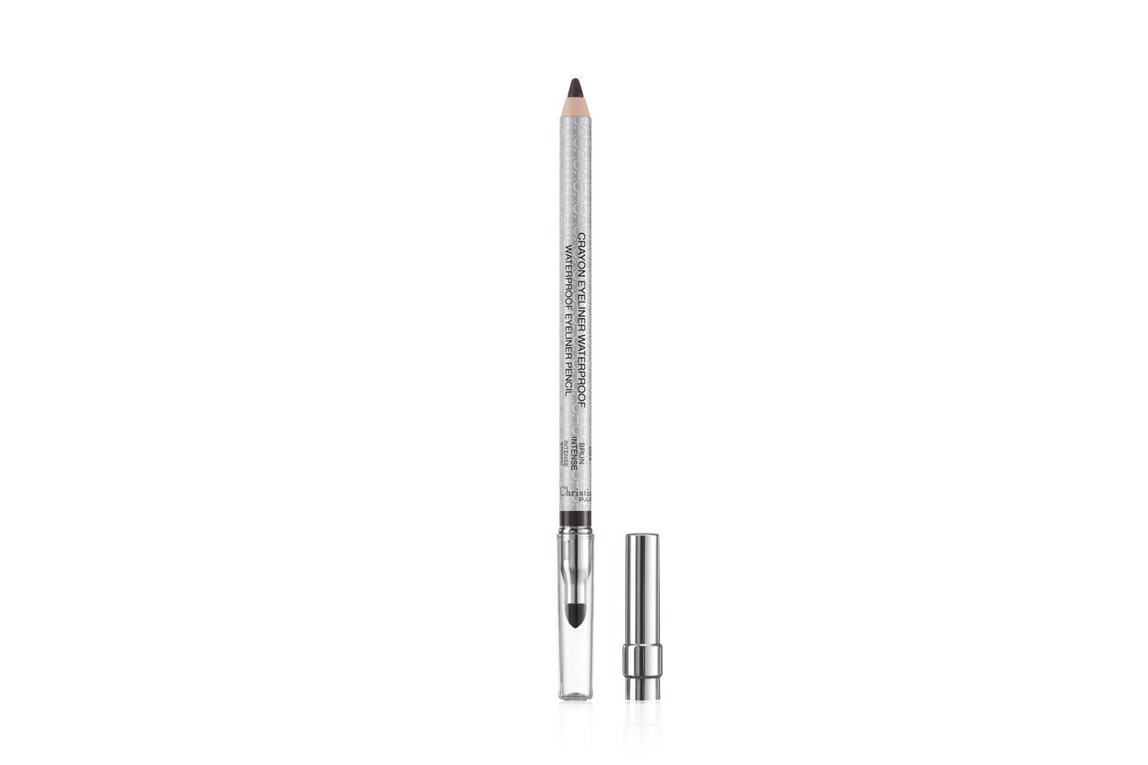 Per l’estate è perfetta una versione resistente all’acqua come la Waterproof Eyeliner Pencil in Brunette Intense di Christian Dior