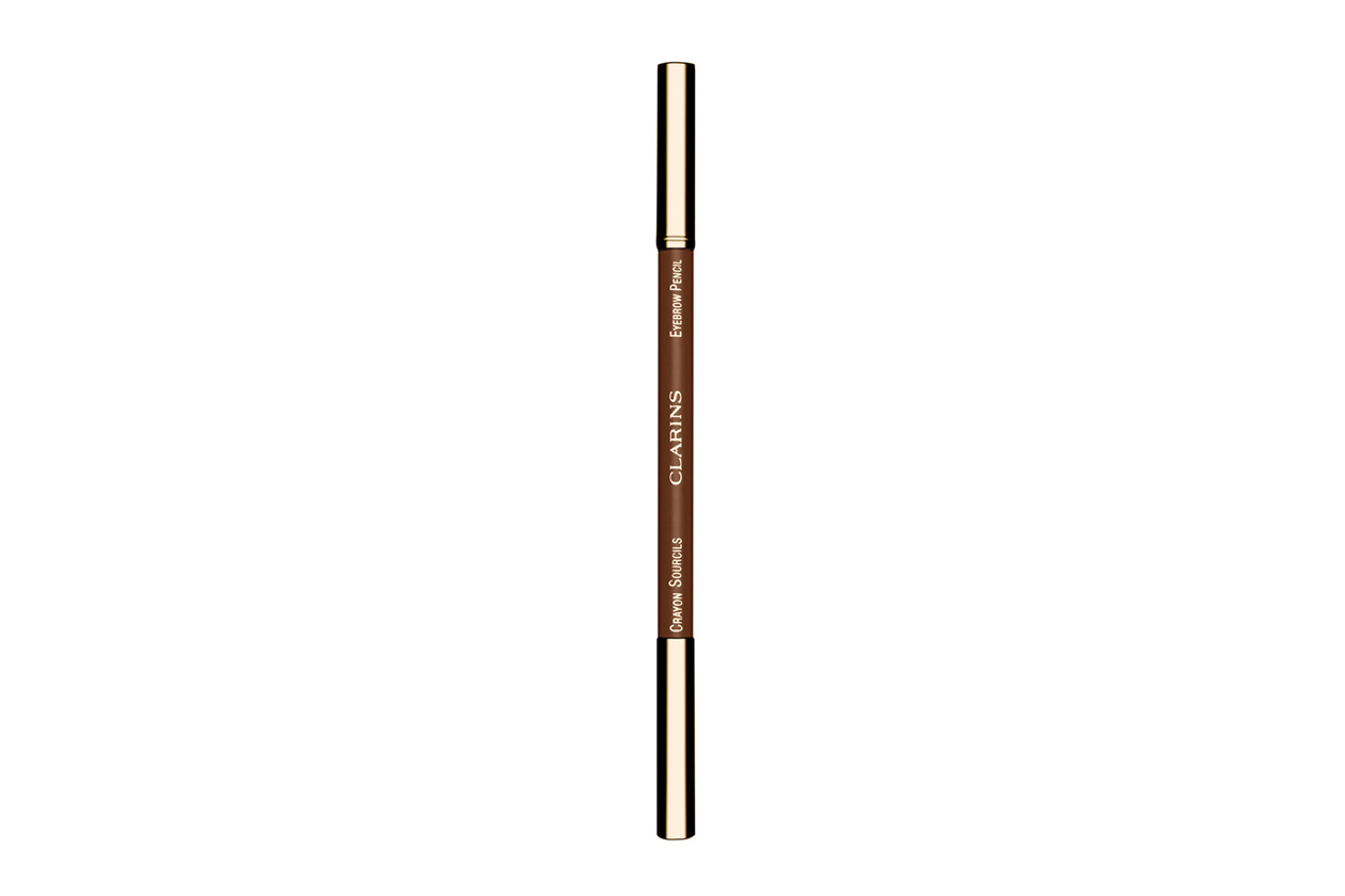 Provate anche con matite per sopracciglia. Per esempio, l’Eyebrow Pencil di Clarins