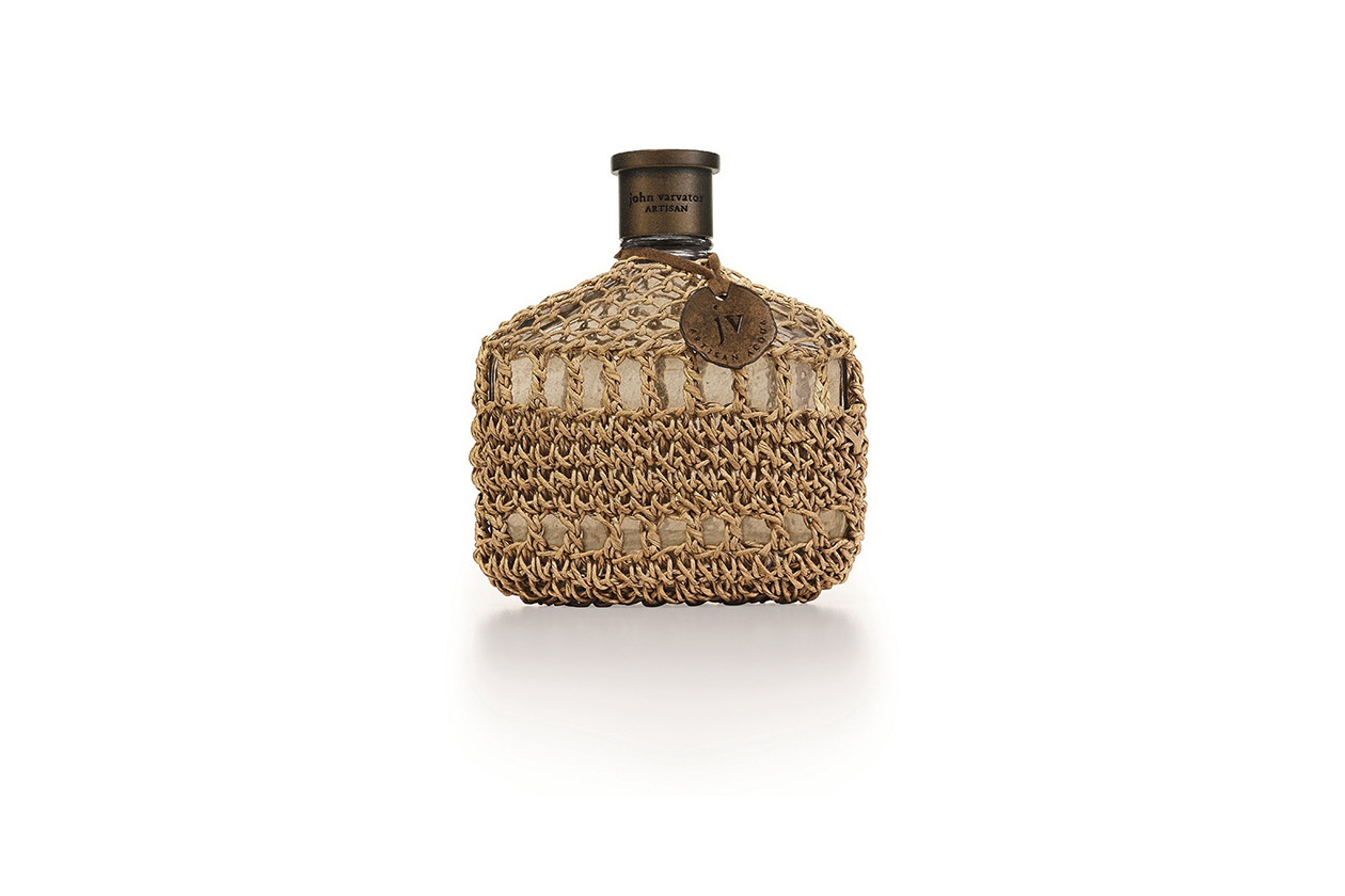 Un mix di artigianalità e modernità: John Varvatos Artisan ha un bouquet unico che trasmette le note del corroborante e incontaminato profumo della natura