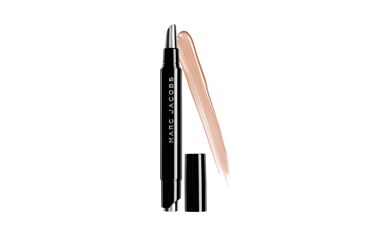 Un prodotto che è gia un must have il Remedy Concealer Pen in Last Call di Marc Jacobs Beauty: corregge, idrata, toglie i segni della stanchezza e illumina