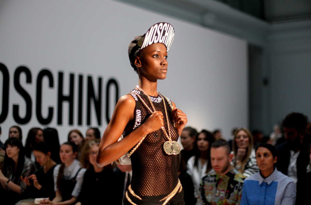 uomini e donne tutti insieme per Moschino