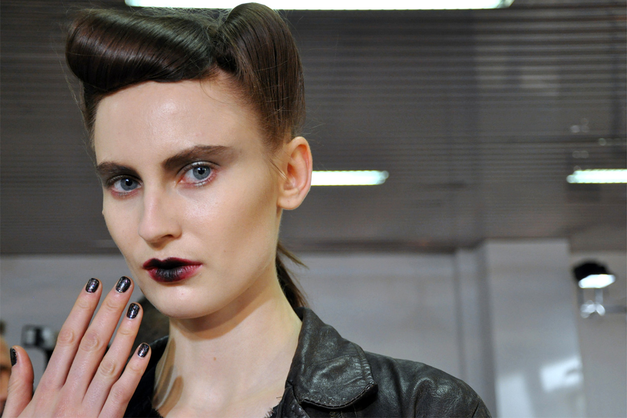 Antonio Marras immagina una donna a tinte scure sia per la manicure sia per il beauty look