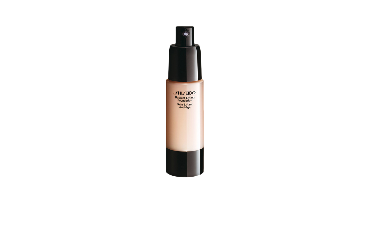 BEAUTY Nicola Peltz beauty Shiseido Fondotinta Radiant Lifting Foundation