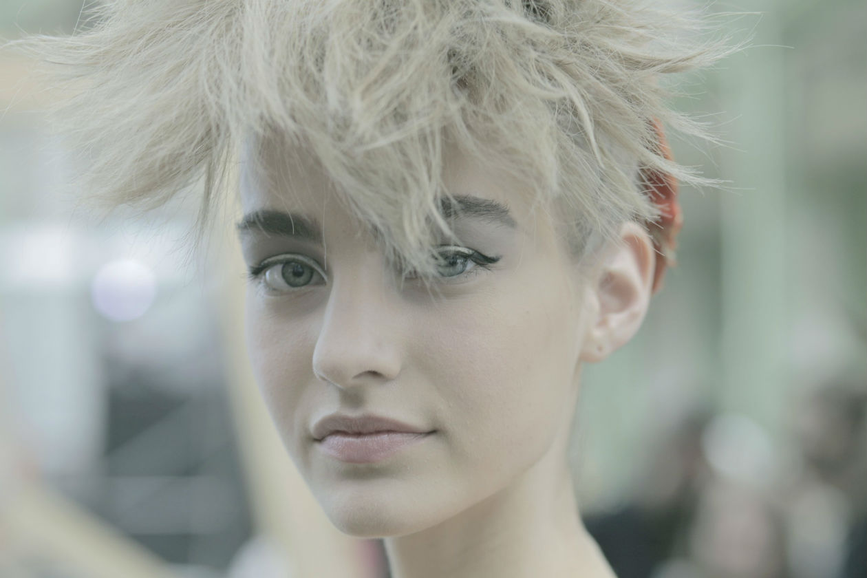 Backstage Défilé CHANEL Haute Couture Automne-Hiver 2014-15 Maquillage CHANEL © CHANEL 2014