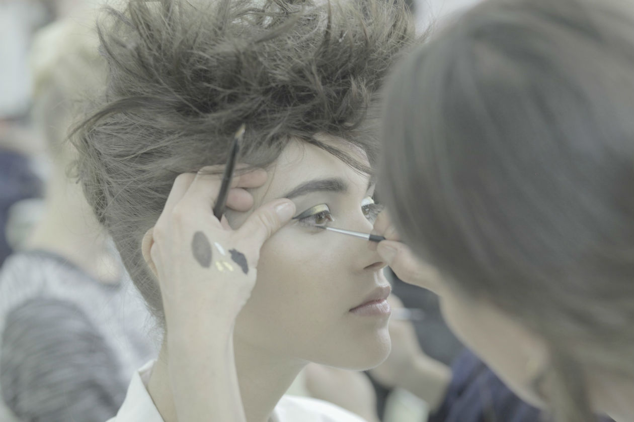 Backstage Défilé CHANEL Haute Couture Automne-Hiver 2014-15 Maquillage CHANEL © CHANEL 2014