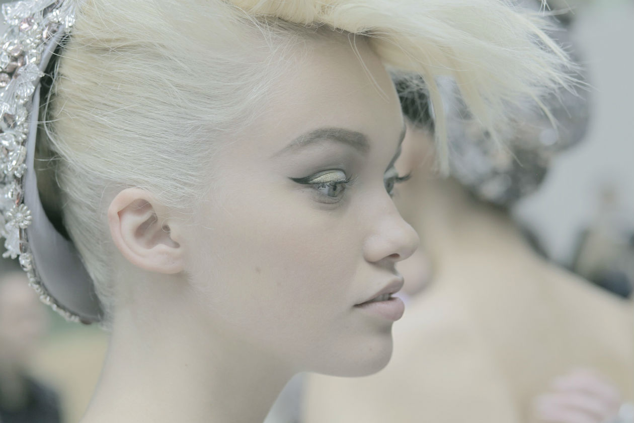 Backstage Défilé CHANEL Haute Couture Automne-Hiver 2014-15 Maquillage CHANEL © CHANEL 2014