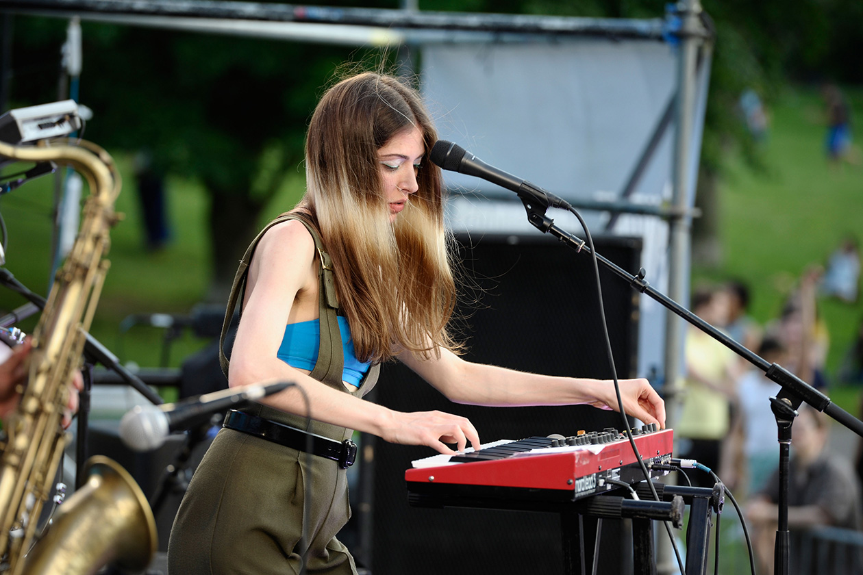 Beauty Hairstyle Splashlight – Caroline Polachek