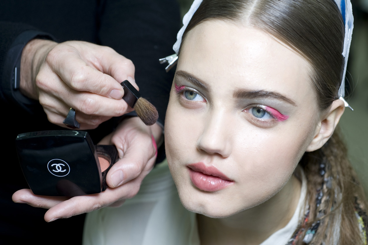 COLOR POP: lo sguardo si fa colorato con eyeliner e glitter dalle sfumature pop (Chanel)