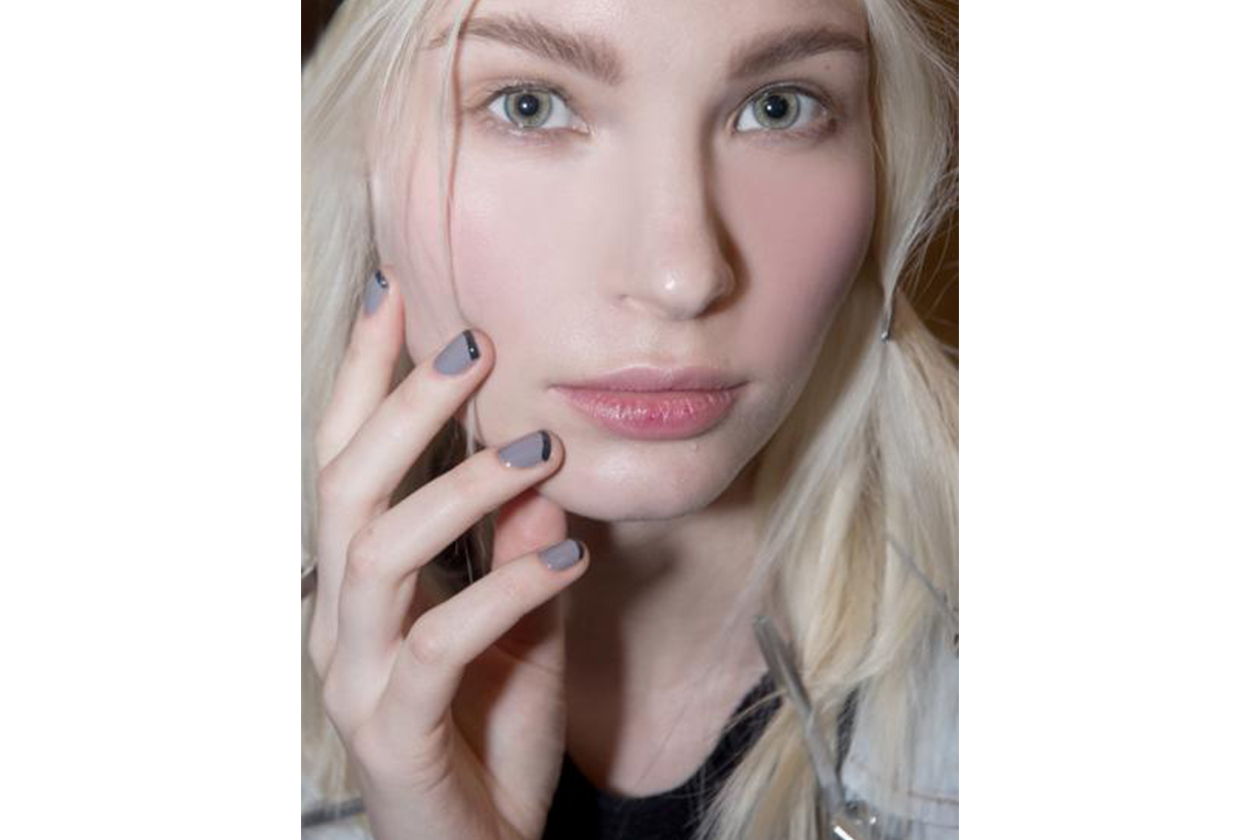 Colori a contrasto per Frankie Morello: il make sui toni del cipria e manicure da vera dark lady