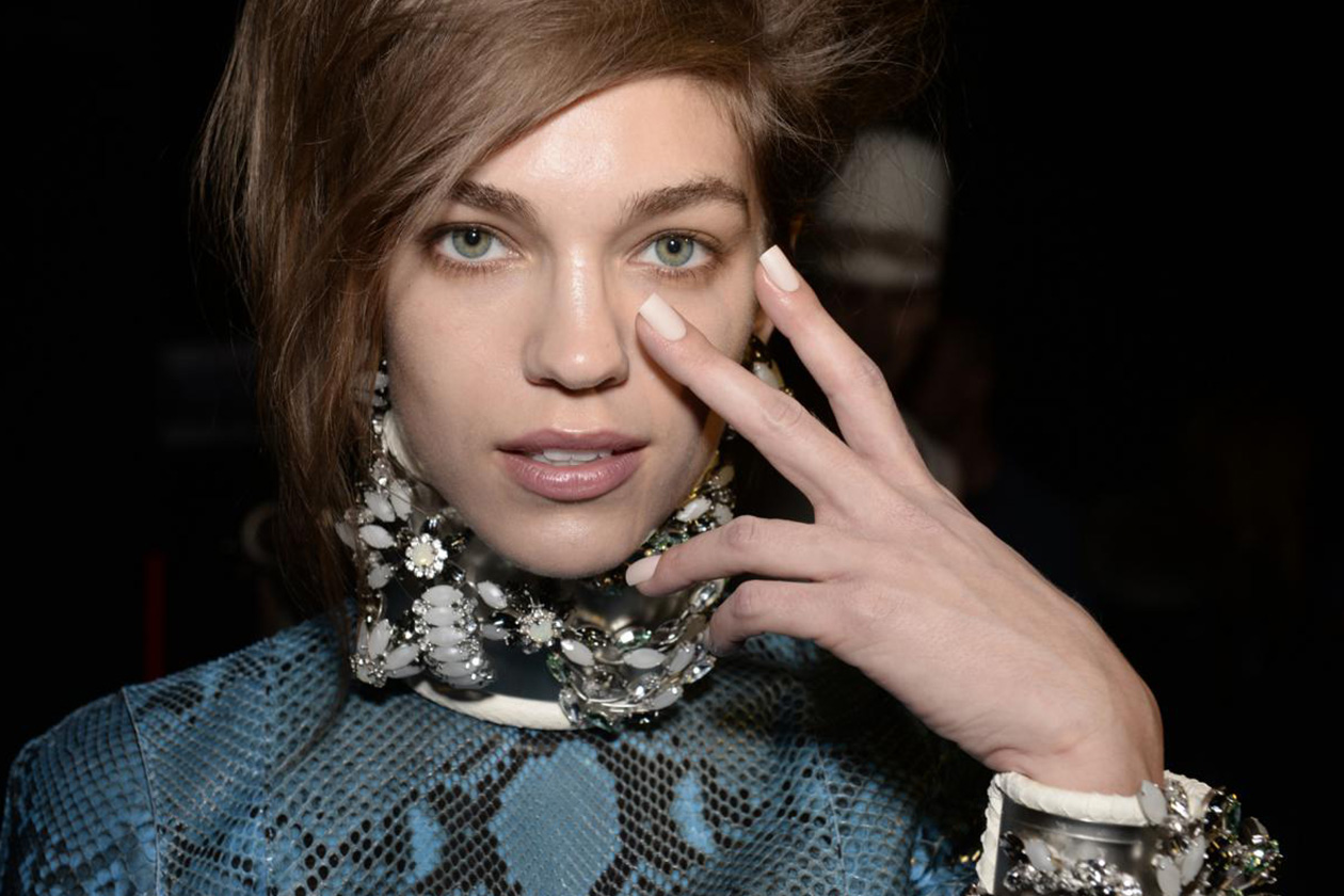 Dsquared2 ha optato per una manicure da diva anni Sessanta con tips laccate di una lacca dal finish mat e dalla forma squadrata