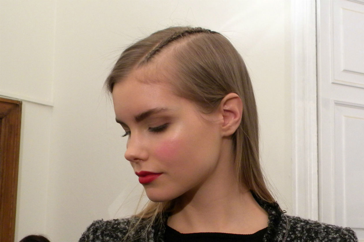 Focus sugli zigomi per Aigner: qui l’illuminante risalta la base leggermente schiarita