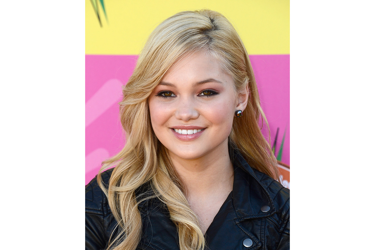 Gli hairstyle di Olivia Holt: capelli forti e lucenti