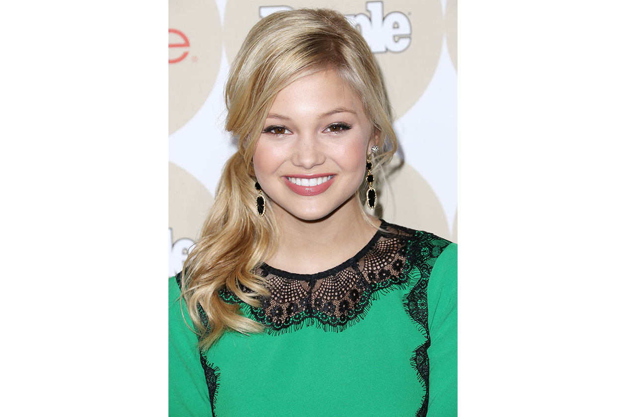 Gli hairstyle di Olivia Holt: capelli raccolti