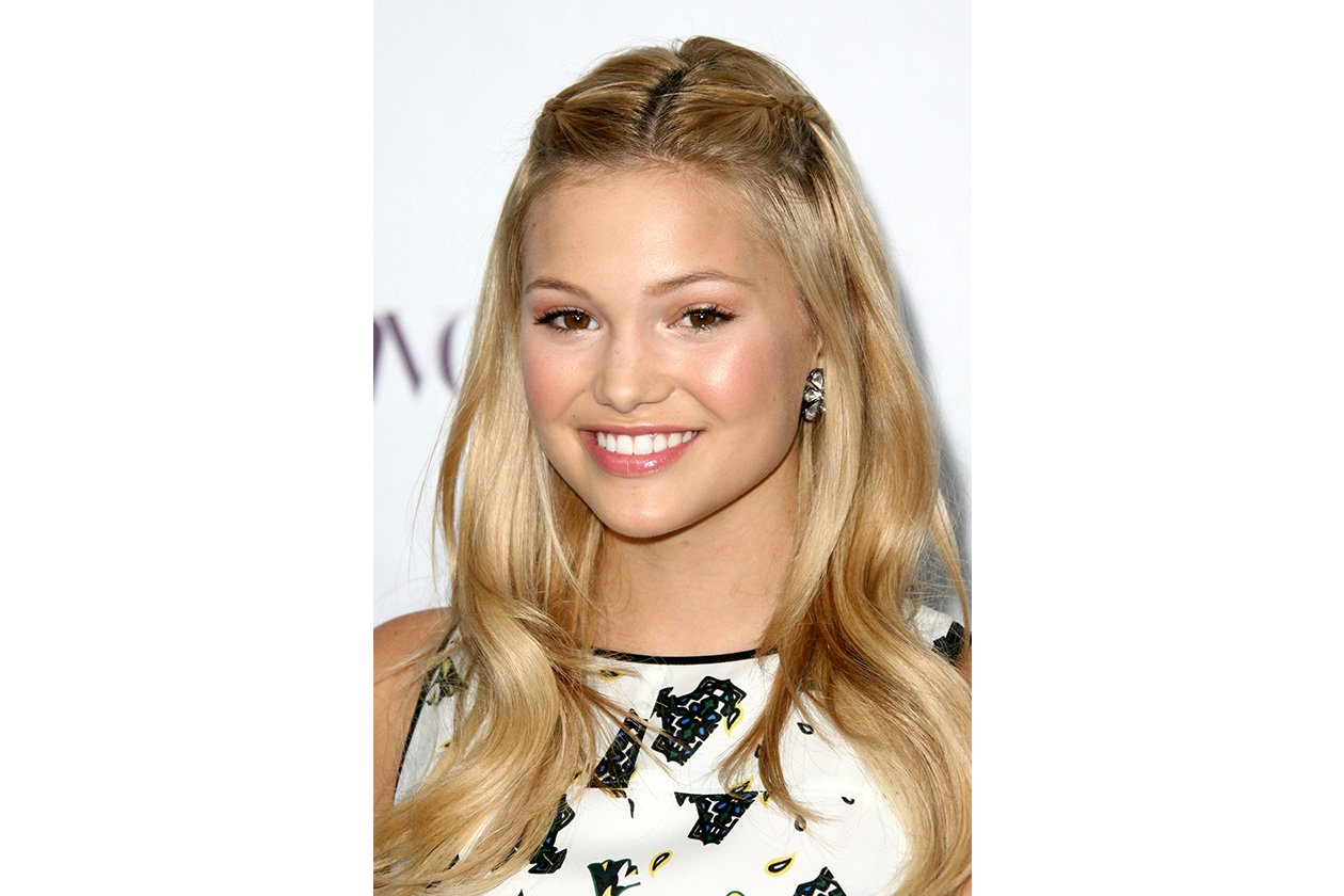 Gli hairstyle di Olivia Holt: capelli raccolti