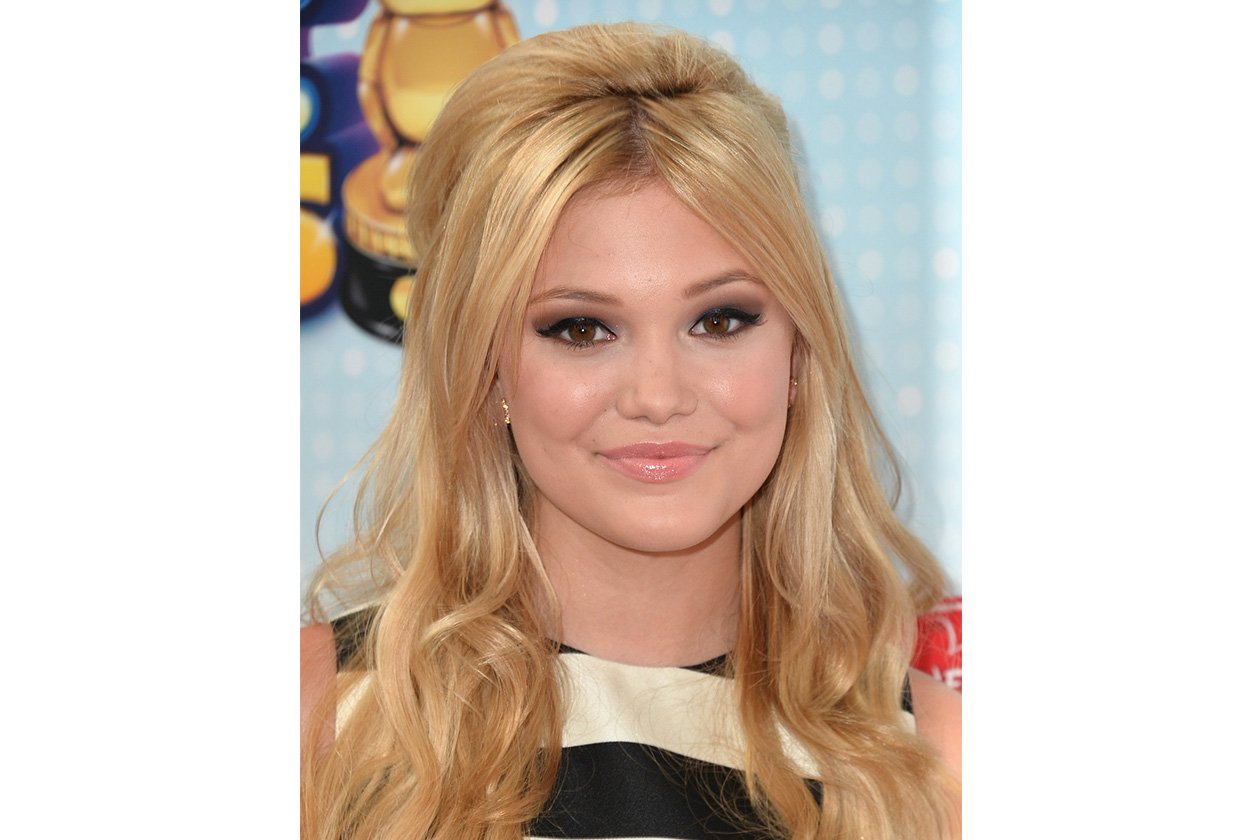 Gli hairstyle di Olivia Holt: capelli raccolti