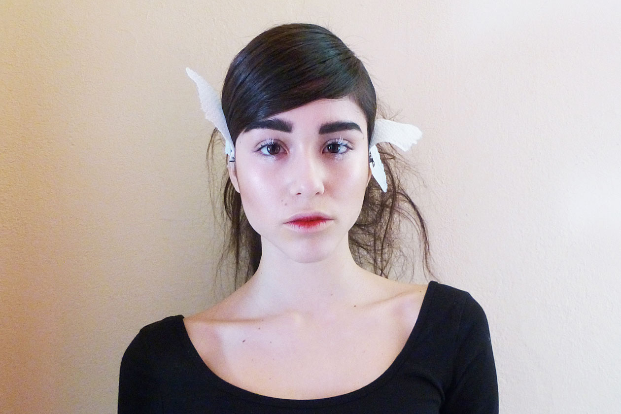 Il tocco ad alto impatto? Ciglia d’ispirazione Sixties e punti luce al centro della palpebra per un effetto tridimensionale (Stella Jean)