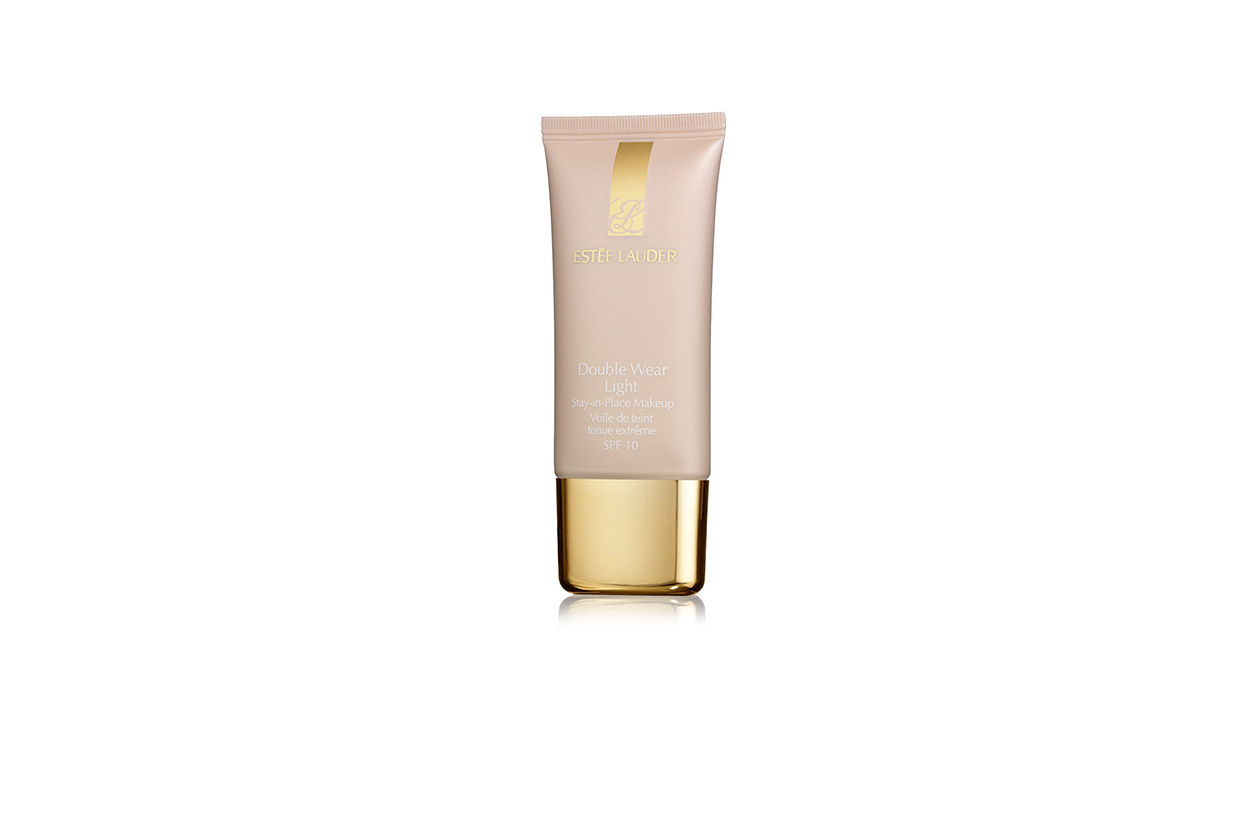 LUNGA TENUTA: il Double Wear Light Foundation Stay-in-Place Makeup SPF 10 di Estée Lauder garantisce 15 ore di durata