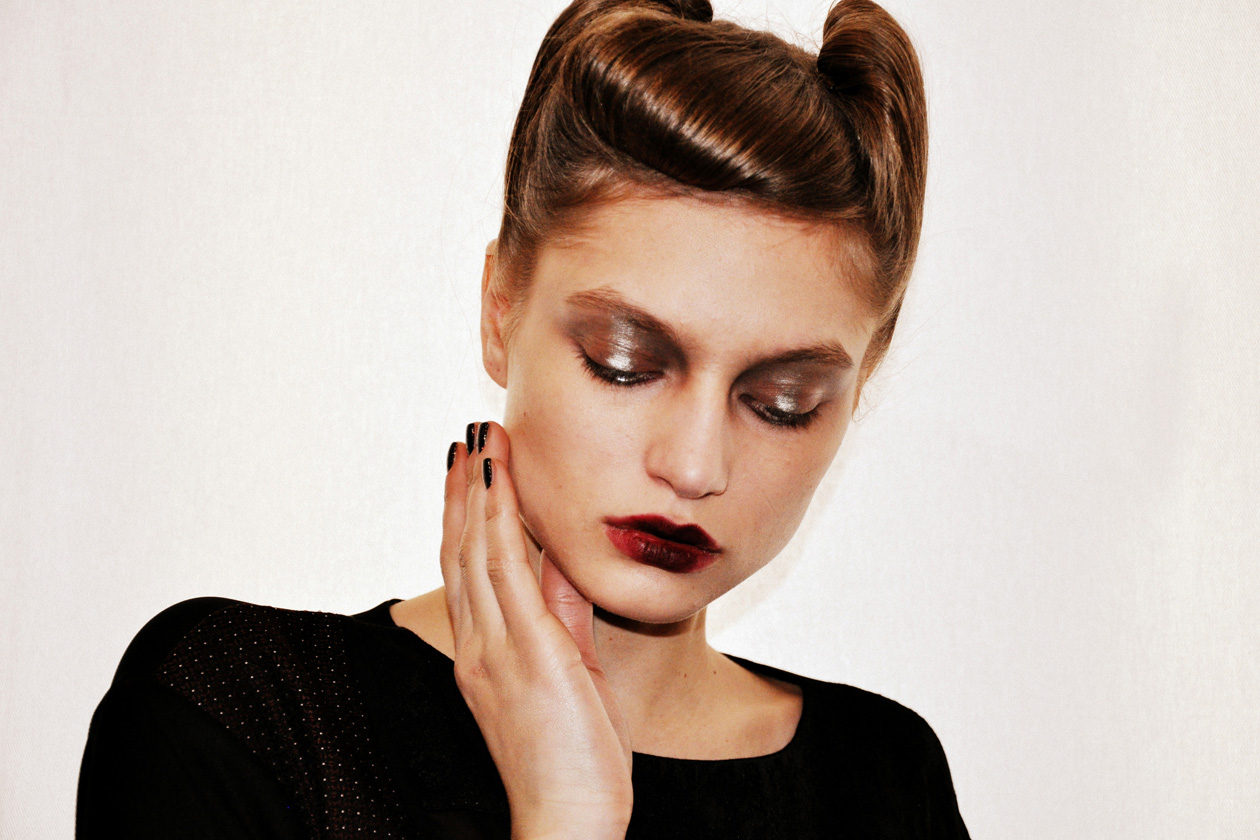 Le labbra scure sono bilanciate da una polvere luminosa al centro dell’occhio (Antonio Marras)