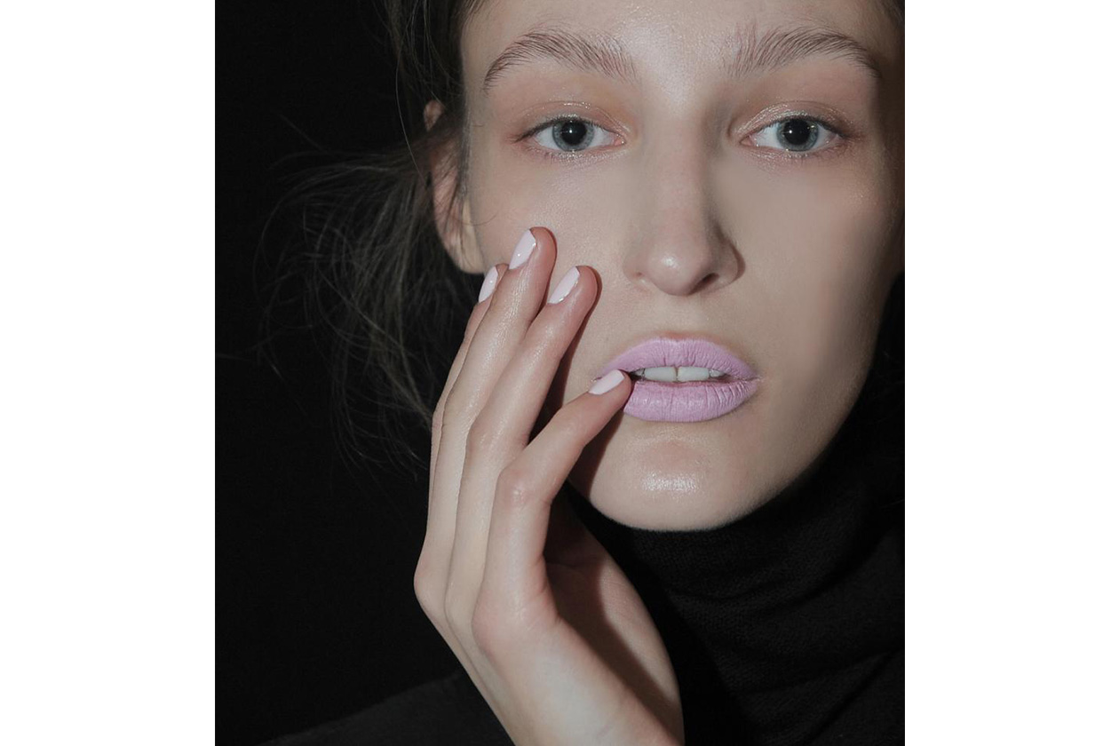 Le unghie delle modelle di Gabriele Colangelo sono vestite con la tonalità I’m Charmed di Morgan