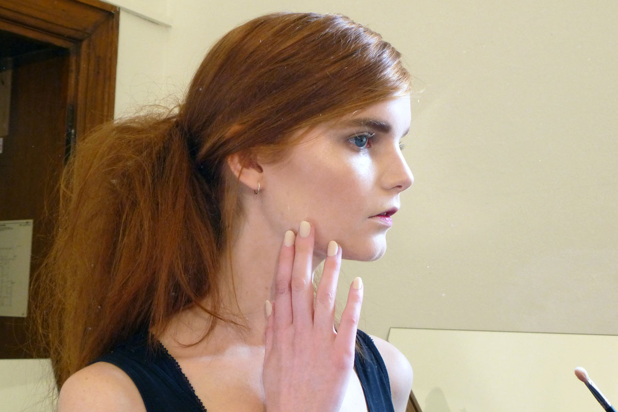 Manicure discreta per Stella Jean