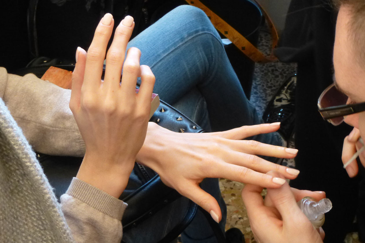 Nel backstage di Stella Jean Antonio Sacripante per Morgan Taylor sceglie uno smalto nude effetto guanto dal finish matte