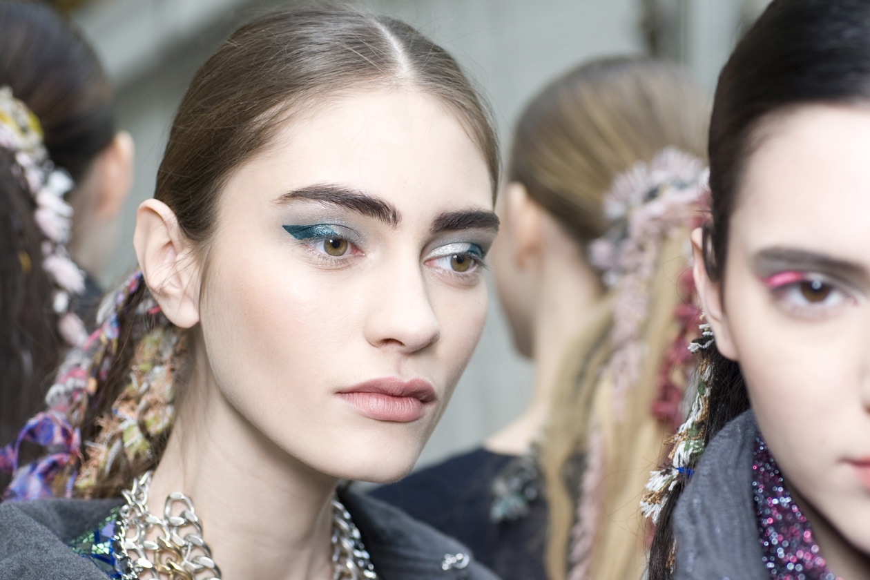 Per Chanel si trasforma in un arcobaleno di colori che vanno dal rosa all’arancio, fino al verde e al rosso