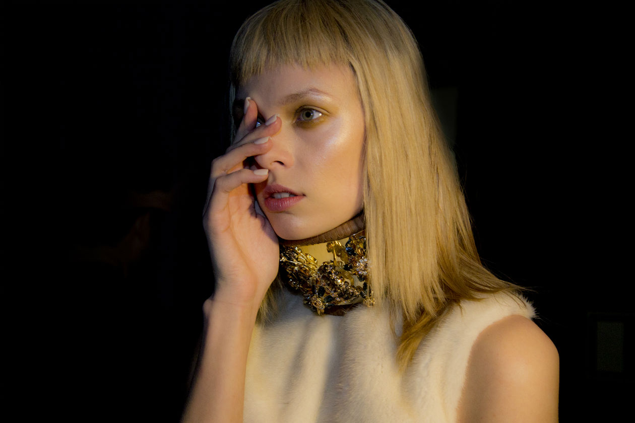 Riflessi caldi anche per il viso della modella di DSquared2