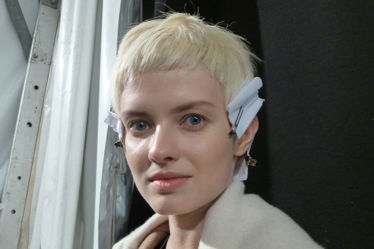 Trucco minimale che valorizza la perfezione dell’incarnato: il punto luce nel make up di Moschino è spostato sulle gote