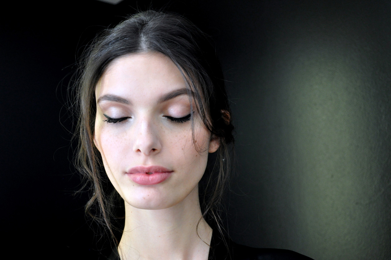 Un beauty look etereo, invece, quello firmato da Pat McGrath perDolce&Gabbana: sulle guance è steso il The Blush in Nude