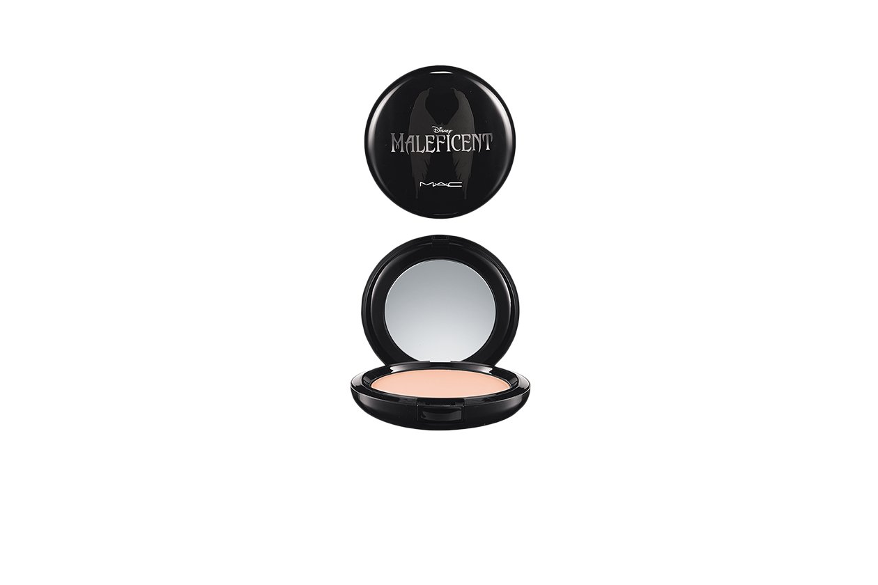 Un pezzo da collezione la MAC Maleficent Beauty Powder in Natural: può essere applicato come un illuminante o come finitura per tutto il viso