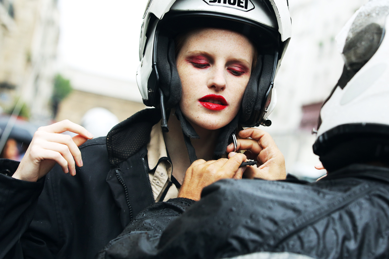 Una modella con il trucco da sfilata