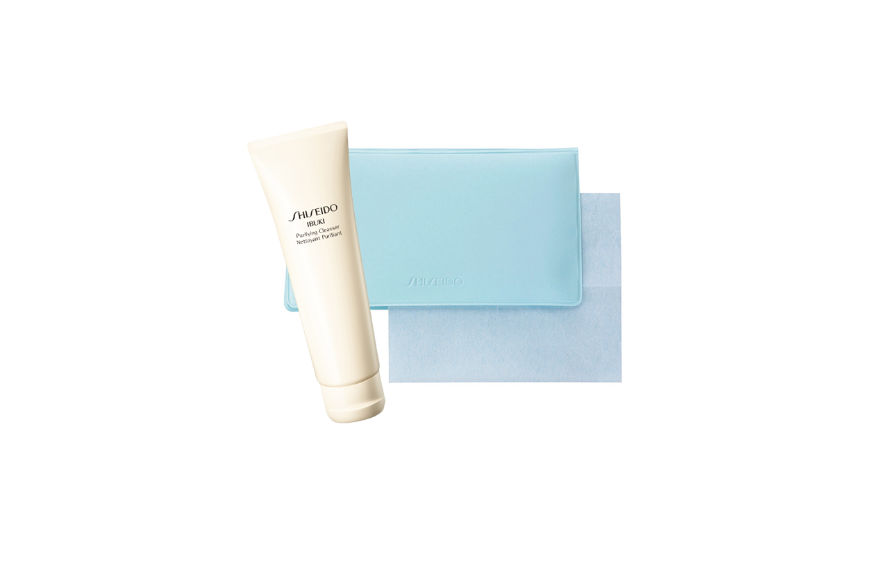 Una soluzione easy: le cartine assorbenti Pureness Oil Control Blothing Paper di Shiseido. Per la detersione c’è il Purifying Cleanser Ibuki