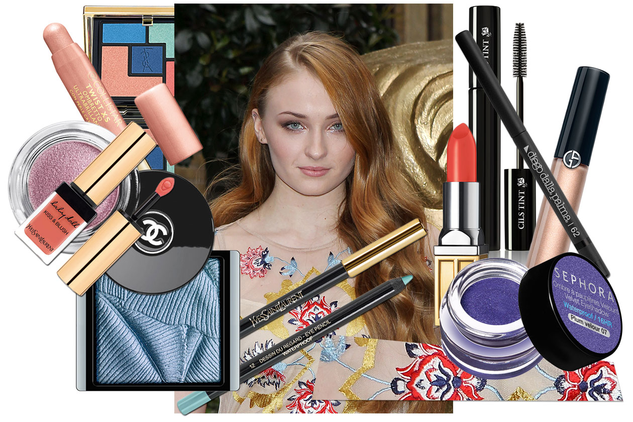 Sophie Turner beauty look: dalle labbra rosso fuoco allo smokey rosato