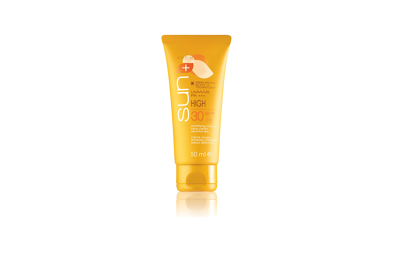 Finish opaco anche con la Crema opacizzante minerale viso SpF30 per pelli sensibili di Avon