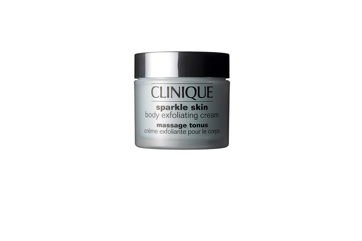 La Sparkle Skin Body Exfoliating Cream di Clinique leviga anche le zone più ruvide come gomiti e ginocchia