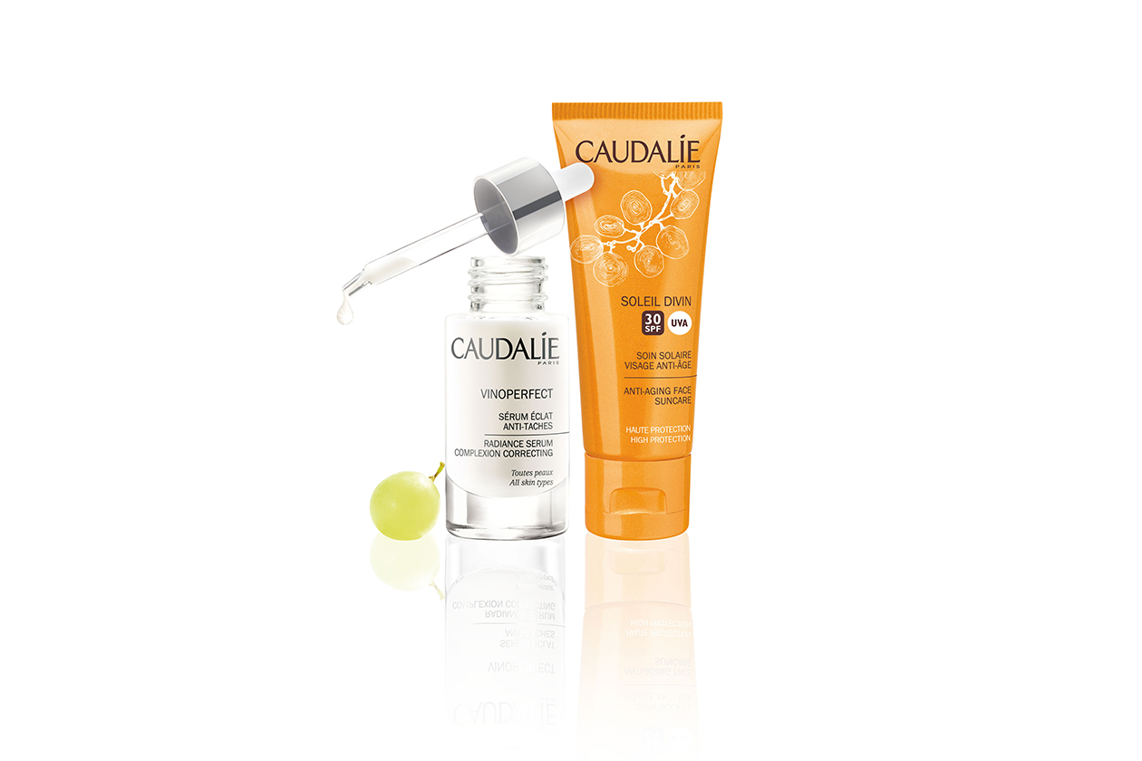 OPACIZZANTI: Caudalie Soleil Divin Anti-Age Face Suncare SPF 30 regala alla pelle una finitura matt trasparente. Da usare con il Caudalie Serum Eclat Anti-Taches