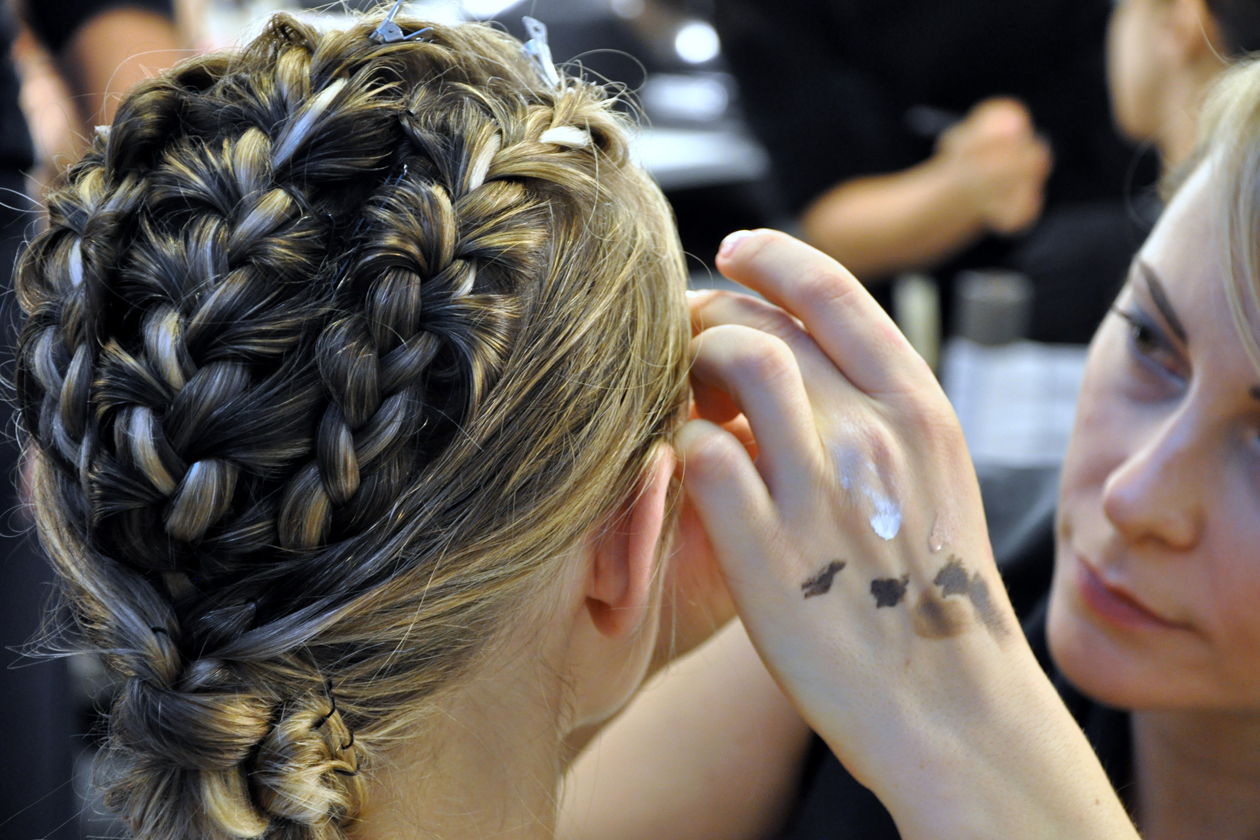 CAPELLI. TRIONFO DI TRECCE, PONY TAIL E CHIOME MOSSE: l’acconciatura è elaborata: le trecce vogliono ricordare gli intarsi e i lampi di luce degli abiti (Armani)