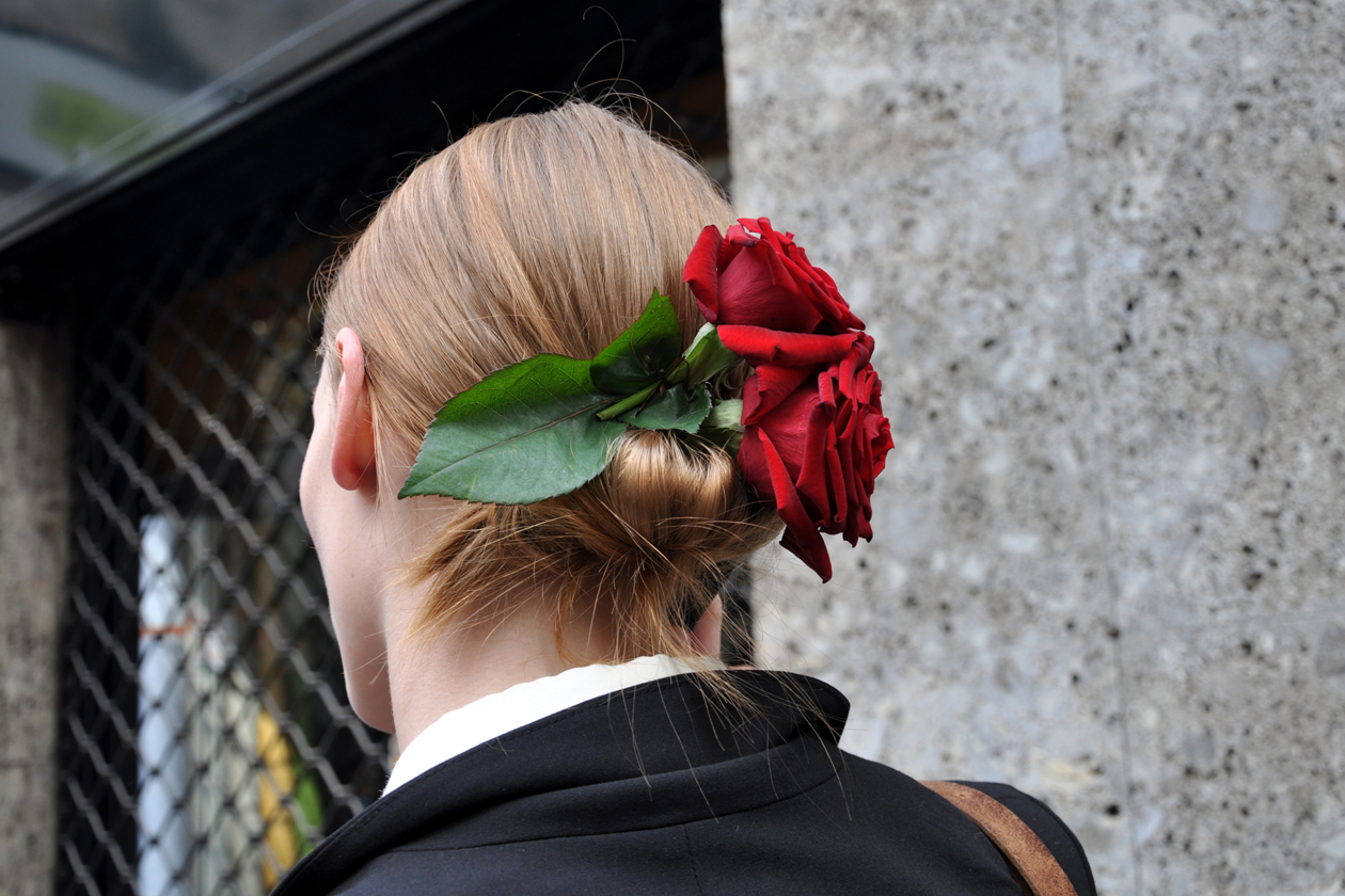 CHIGNON E ROSE ROSSE