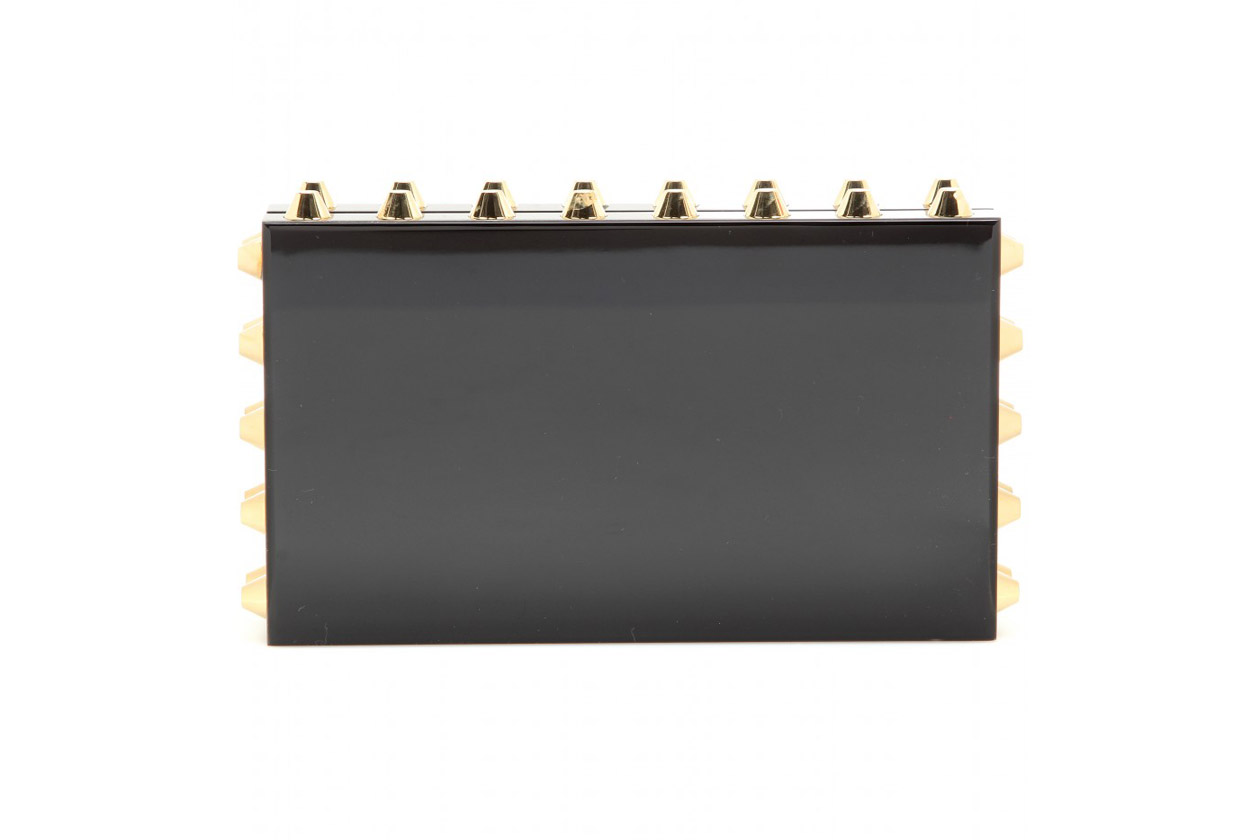 Completa il look dagli accenti dark la clutch di Charlotte Olympia