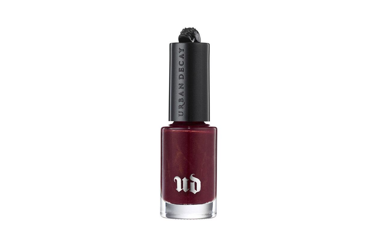 Il Nail Color Mrs Mia Wallace ha un colore intenso leggermente brillante e una formula long lasting