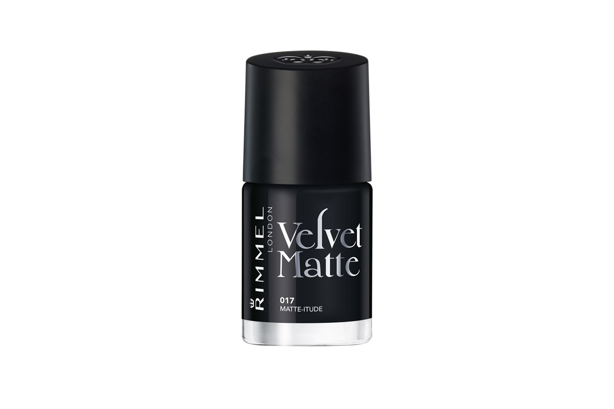 Il Velvet Matte 017 in Matte-itude di Rimmel London ha una formula che da glossy si trasforma in opaca una volta stesa sulle mani, senza necessità di top coat