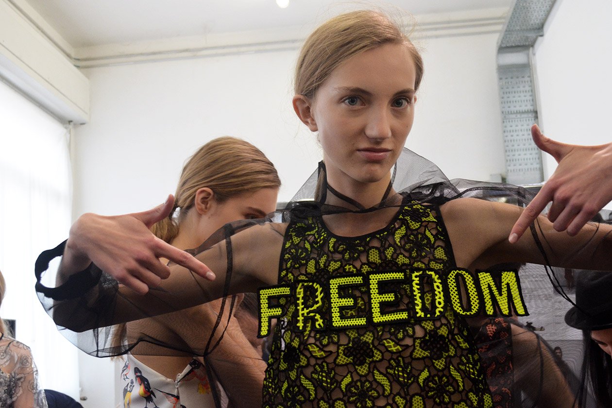 La collezione MSGM primavera/estate 2015 è ispirata a “Freedom” di Jonathan Franzen: fresh look, pony tail e unghie lattiginose. Il backstage beauty